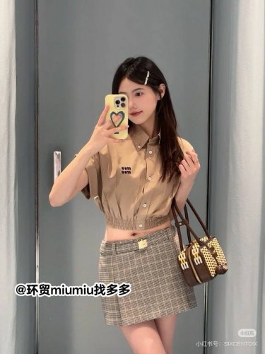 miu 25新款休闲卷边衬衫 颜色百搭高级 定制松紧下摆包容性好 尽显高级随意感 视觉盛宴 四季必入的百搭单品订制面料，休闲范儿十足 女神必入神器！版型百搭不挑