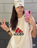 款号 7653 阿迪达斯Adidas 三叶草美式复古短袖男女同款拼接设计索罗娜街头情侣半袖 简约又时髦 肩膀处的黑色拼接条 增添了设计感和层次感面料软软糯糯 亲