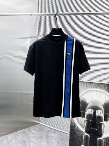 普拉达 prada 2025新款 圆领 短袖 T恤 ，高端版本！专柜定制面料 透气舒适度高，细节无可挑剔，品牌元素设计理念，体现高品质。手感细腻柔软！呈现休闲裁
