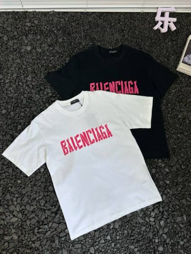 balenciaga巴黎世家男女同款户外运动吸汗透气纯色时尚百搭纯棉柔软胸前粉色印花Logo宽松休闲套头圆领短袖T恤 颜色：黑色 白色 尺码：S-Xl 想为基础