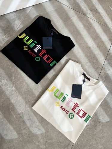 louisvuitt*路易*登 2025春夏全新系列单品上线，非常时髦前卫的一款男女同款短袖T恤，标识Logo图案压胶修饰！区别于以往的不同，宣示品牌传承多年的