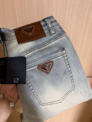 P170 Prada 25早春新款休闲牛仔裤系列 开模定制五金配件，直筒裤脚、面料舒适柔软亲肤，挺括有型、不易起皱，口袋经典三角标Logo装饰、百搭时尚，上身版