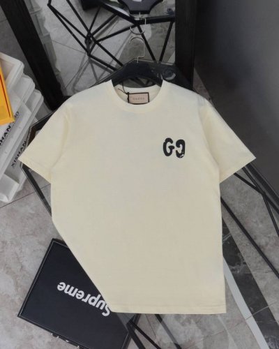 古驰 Gucci夏季涂鸦印花大Logo圆领短袖T恤 款号：840 原版面料官方同款短袖T恤 定制280 克同缸染面料手感非常舒服 春夏最新砖柜同步时尚又个性超级