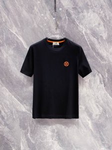 爱马仕 2025春夏新款首发专柜最新款短袖圆领T恤 高端订制 设计前卫时尚 品牌Logo重工艺设计 高端定制丝光云朵棉面料.手感柔软.穿着舒适.专柜级别精致车线