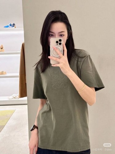 Loewe罗意威｜Anagram刺绣短袖 灰色、牛油果绿 定制鎏光碳素棉细腻柔软舒适贴肤胸前饰有双色黄蓝交织Anagram刺绣，采用进口机刺绣工艺使用先进的计算