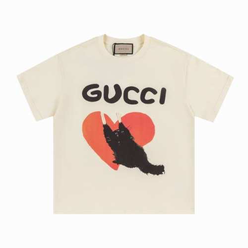 款号 363 gucci新品 无感印花 高克重短袖 选用客供定制针织100%纯棉面打造,面料手感细腻 厚实有质感的纯棉布 高密度的机织工艺 如棉絮般柔紧致舒适