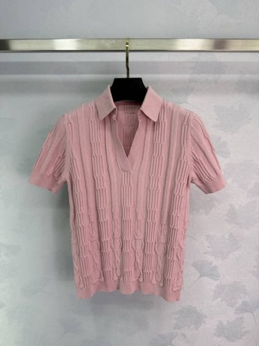 爱马家25S春夏新品！高智感穿搭 浮雕提花针织短袖上衣！巨显瘦的版型。进口棉纱莫达尔纱线细腻柔软的质感超赞！定位链条图案时髦大方！气质V领Polo衫优雅又时髦，