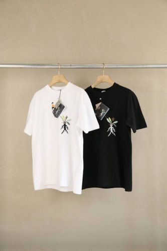 特价 码全货足 Loewe 携手陶瓷工作室的艺术家夫妇Suna Fujita 推出全新系列 将其作品中的趣味角色和想象景观呈现于成衣及包袋配饰之上 赋予新一季奇