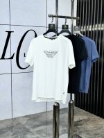 阿玛尼 2025春夏Ss丝光处理圆领T恤#精选进口定织100%丝光纯棉面料 它的纤维长度更长莄柔 强韧度更高 色牢度也更强 所以用埃及棉做出来的产品 W更耐磨也