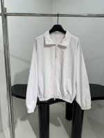25新品1996冲锋衣夹克 采用科技棉和锦纶混纺面料制成 背部饰有品牌刺绣徽标 高领翻领领口 松紧弹力下摆和袖口 男女同款 推荐入手 奶粉色 Sml