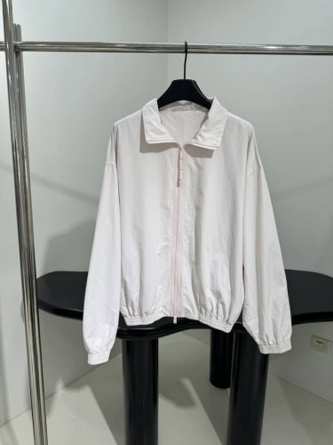 25新品1996冲锋衣夹克 采用科技棉和锦纶混纺面料制成 背部饰有品牌刺绣徽标 高领翻领领口 松紧弹力下摆和袖口 男女同款 推荐入手 奶粉色 Sml