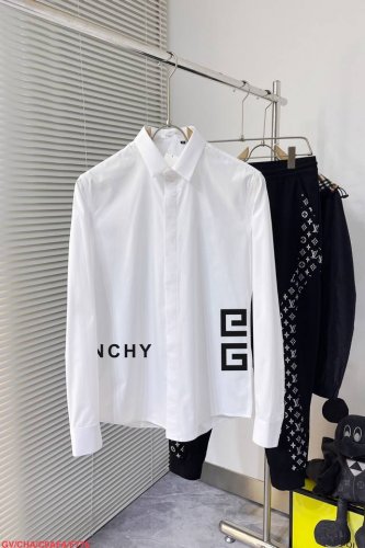 gv纪梵希 专柜最新春款男士必备款衬衫，100%天然棉，舒服透气，原单狠货，原版面料，柔软舒适，上身高端又奢华，足够场面的档次，这款衬衫无不骄傲的让你满意有面子