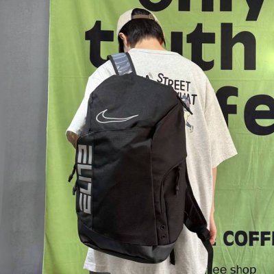 最高版本气垫款 Nike耐克气垫款刺绣勾精英双肩包大容量篮球包男女同款。 大勾Logo刺绣定制非常立体饱满。 背带设计气垫 上身特别舒服 包包特别厚实 底部拼接