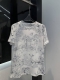 Dior*25新品热带雨林蝴蝶印花T恤，梦幻素描图案，经典版型百搭显瘦不挑人，气质淡雅减龄少女风。搭配纱裙牛仔裤都好看，进口棉麻面料细腻质感超赞。