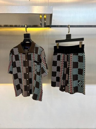 lv、2025Ss夏装新品休闲套装，同体渐变色老花男士时尚套装。非常有设计感，现货质感无敌，纯棉针织面料、透气清爽、上身轮廓立体，不会过于柔软，做工精湛、宽松版