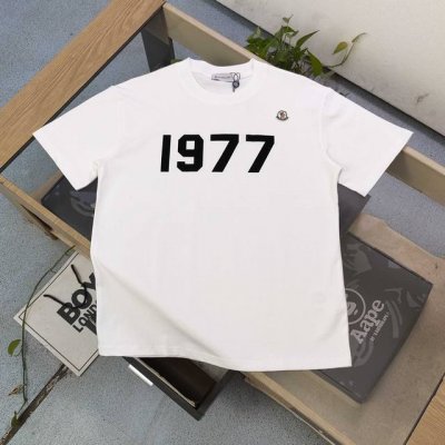 高版本 2025新款Moncler蒙口植绒1977立体浮雕图案Logo压花休闲情侣宽松短袖T恤，独一无二的活性环保面料染色，32支双纱精梳纯棉爽滑手感，纯棉不起