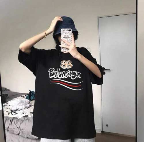 Balenciaga巴黎世家可乐Bb圆领短袖半袖T恤 面料采用260克纯棉双纱食毛面料 双线二本针压线 久洗不变形 原版定制三标 高端进口印花 随意水洗 情侣可