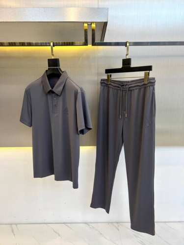 lp、25Ss春夏新品套装Polo短袖+卫裤进口四面弹力速干面料，内里包边走线均匀细致，密而不乱彰显大厂做派。面料，柔软细腻，挺阔舒适。细腻好穿易打理干爽透气不