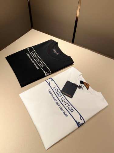 louisvuitt*路易*登 2025春夏全新系列单品上线，非常时髦前卫的一款男女同款短袖T恤，标识Logo图案刺绣修饰！区别于以往的不同，宣示品牌传承多年的