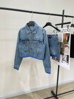 M蓝边拼接字母牛仔外套 ，面料：牛仔棉 颜色：牛仔蓝 Miu*2025新品上架 定制斜纹棉牛仔面料 透气性佳 柔软亲肤 翻领外套剪裁 多重酵素水洗工艺处理 还原