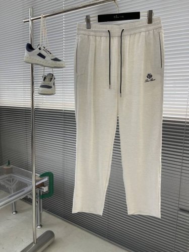 Loro piana 以意大利南部阿玛尔菲海岸的晨曦为灵感，将慢跑裤的机能性与高级成衣的优雅感重新解构。腰部采用原身布一体成型工艺，搭配4Cm隐形松紧带，在保留