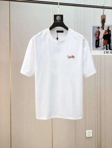 Lv刺绣2530春夏新品时尚圆领短袖高级定制百搭款式！更有实用感 任何人都可以轻松驾驭 采用95%棉+5%天丝面料制作，手感非常奈斯，不起球，不变形，奢华经典L
