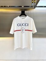 Gucc古驰、2025春夏新款 G家直喷印双纱纯棉短袖T恤。 精棉平纹面料、尼龙固浆水印、经典宽松版型，选用精纺透气棉质面料！舒适贴合身形。织成精梳棉布料，亲肤