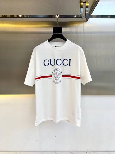 Gucc古驰、2025春夏新款 G家直喷印双纱纯棉短袖T恤。 精棉平纹面料、尼龙固浆水印、经典宽松版型，选用精纺透气棉质面料！舒适贴合身形。织成精梳棉布料，亲肤