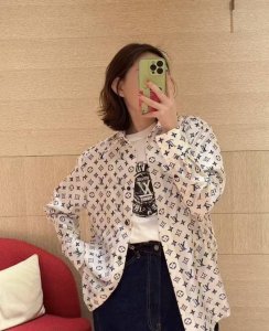 Louis Vuitto* 印花真丝衬衫， 通体满印标志性图案 彰显品牌调性 打造端庄大方感 剪裁垂顺利落 修饰身材线条 翻领衬衣 时尚与实用兼备百搭 日常通勤