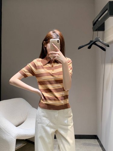 miumi* 25Ss春夏新款 条纹Polo针织短袖上衣丨独家高版出品！翻领Polo上衣裁剪 上身呈现休闲慵懒的穿搭格调 通体蓝绿白条纹粗细交错 钮扣半开襟色增
