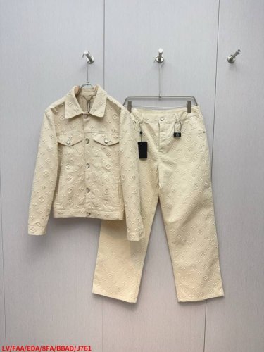 套装 上衣 裤子 J761 Lv 顶级源头工厂P，代购原单品质 路易威登满印压花浮雕牛仔裤，Yb购入打版，采用定制丹宁牛仔面料，白色刻字钉珠纽扣门襟开合，前胸对