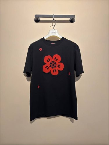 kenzo 高田贤三 海棠花胸口刺绣圆领T恤 全新春夏胶囊限量系列，取自自然，倾心于花，设计师Nigo从2月绽放的Boke 日本海棠花 中汲取灵感，将纯白色的连
