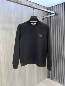 P200 爱马仕。2025早春 专柜圆领卫衣面料采用350克单股毛圈定染花灰 螺纹采用1*1配套螺纹 同缸定染配色 面料经过水洗与固色和加柔工艺 有效固定衣服版