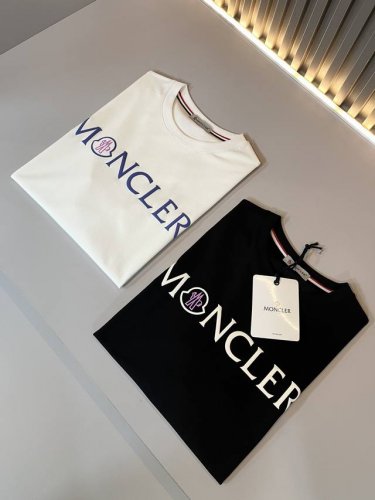 moncler蒙家 2025春夏最新男女同款贸易订单短袖T恤，全品相！！网红款！采用Logo图案压胶设计！上身舒适透气，不僵硬，整体有着丰富的立体感，品质出口订