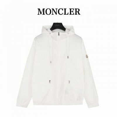 moncler 蒙口双边拉链轻薄连帽外套 贸易渠道稀出，海外精品限量销售。户外风衣产品的典范，全身暗纹的商标彰显品牌辨识度。这款夹克兼备温暖且轻盈的特质。 最新