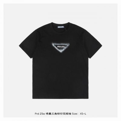 prada 普拉达 25Ss 喷墨三角标印花短袖 面料采用230克重精梳棉，定制32支1*1螺纹，成衣两遍水洗处理，面料舒适亲肤无异感，定制定染面料，纺织密度高