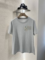 miumi*2025新品上架 圆领花朵钉珠 定制Yb进口棉府绸材质 透气舒适 质感十足 常规T恤裁剪 凸显品牌格调 采用克重纯棉制成 垂坠感十足 呈现显瘦视觉效