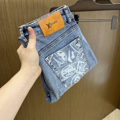 新款 Lv 高端定制、2025早春最新款牛仔裤 柜台同步发售 原版定制复刻 客供五金辅料 原单品质 进口牛仔面料重工洗水 精品皮牌 做工走线精细 上身绝佳！Fm