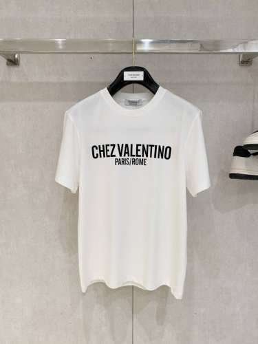 roberto Cavalli、2025新品短袖T恤，帅气时尚，胸前精致密织刺绣装饰图案字母Logo，简约百搭款。面料棉 不仅挺括，保持潮流的廓形，又穿着舒适，
