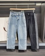 巴黎世家 Balenciaga联名Adidas三道杠阔腿牛仔裤-顶级版本 详情： 颜色：水洗蓝 水洗黑 尺码：S M L Xl 对应28 30 32 34 28
