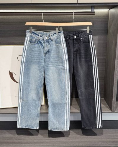 巴黎世家 Balenciaga联名Adidas三道杠阔腿牛仔裤-顶级版本 详情： 颜色：水洗蓝 水洗黑 尺码：S M L Xl 对应28 30 32 34 28