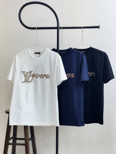 款号Xb97 非贴布 正确版本 三色 lv路易威登手工亮片串珠珠绣短袖圆领短袖 官网买的样衣回来打的板 原色原版1:1 市场发这么低不发这个价格p没办法 情侣同