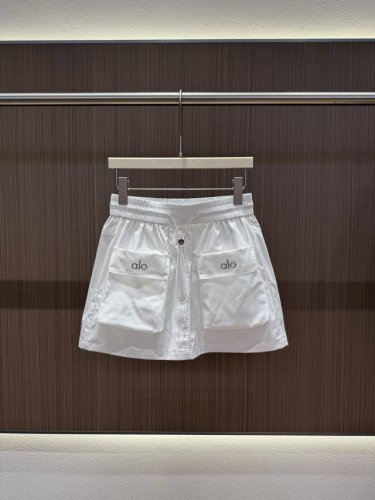 2025Ss 夏款 Alo工装短裤裙 工装设计 简约又不失潮流感 白色纯净清爽 黑色甜酷 经典百搭 面料轻薄舒适 弹性腰间设计不紧勒 抽绳灵活调节松紧 穿着自在