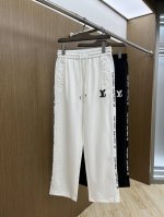 高端货品 Lv 2540春夏新款休闲裤！官网同步发售。品牌经典Logo休闲裤 ，定制面料，舒适度极好，手触感强烈。辨识度极高，Fdh完美品相工艺 颜色：黑色 白