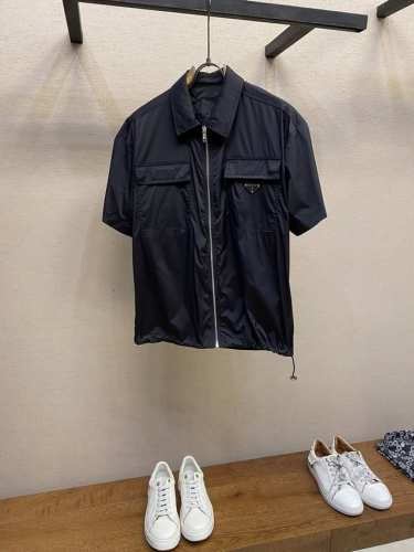 上衣 裤子 prada 金属三角标识翻领衬衫，男士工装双口袋拉链衬衫。上海恒隆柜台订单，官网同步发售。简洁的金属拉链设计，下摆可调节抽绳系带，实穿性强 风格独特
