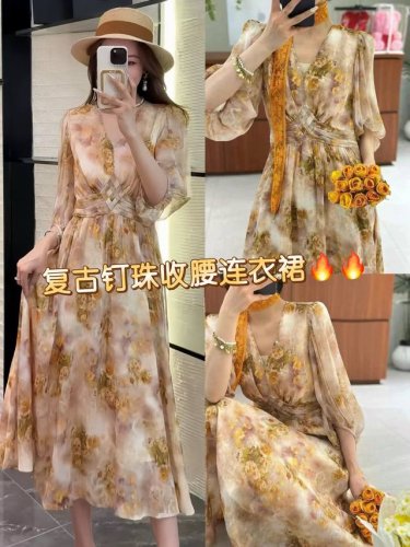 连衣裙 无敌爆款 高级重工钉珠复古名媛收腰高级感连衣裙，V领设计修饰颈部线条，泡泡袖增添甜美感。裙身布满晕染风格的花朵图案，色彩柔和。腰部有交叉绑带设计，凸显腰