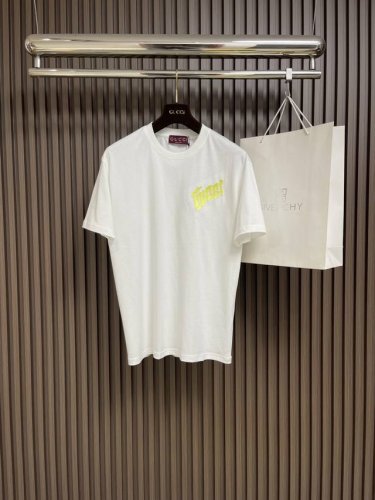 gucci 标识针织棉T恤，在2025早秋系列中，中国艺术家Currynew Xiang Zhang 挥洒创意巧思，将全新品牌标识融入男士成衣、皮件和配饰作品中