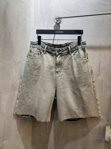 3032# Balenciaga高顶版本24Ss夏装牛仔短裤巴黎世家反面穿牛仔短裤.百分比纯棉. Baggy浅蓝色重工水洗怀旧. 弧面纽扣镌刻Balenciag
