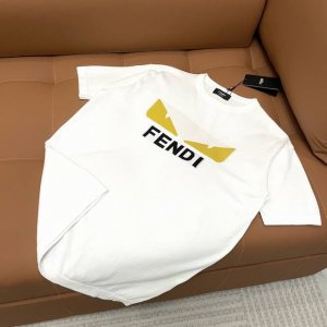 高版本 Fendi芬迪 2025新款 纯棉针织短袖圆领T恤 男女同款 轻奢高级，百搭又显瘦 男女都可轻松驾驭！ 品质精细程度可以放大看细节 三标齐全 上图必卖款