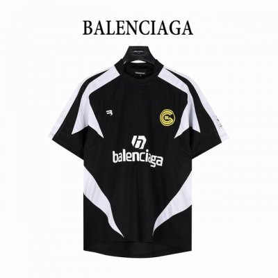 Balenciaga 巴黎世家 经典秀款足球印花短袖T恤 这款球衣的网眼采用速干面料 材质超级赞 上身超级透气 不管炎热的夏天还是寒冷的冬天都能保持清爽舒适的感